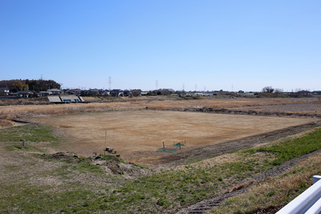 鬼怒川河川敷の野球場 [2014年3月22日撮影]