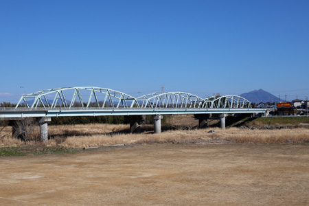 右後方に筑波山が見える栄橋 [2014年3月22日撮影]