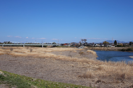 橋のかなり右に加波山が見える栄橋 [2014年3月22日撮影]
