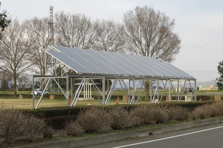 県西生涯学習センターの太陽光パネル [2014年4月2日撮影]