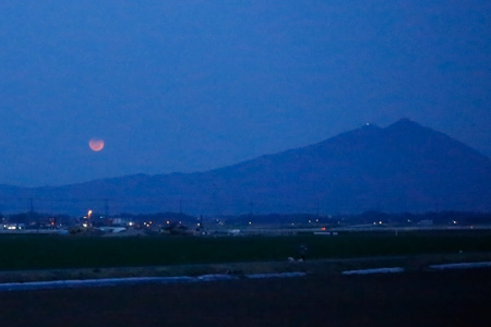 筑西市から撮影した月出帯食 (月食) と筑波山 [2014年4月15日撮影]