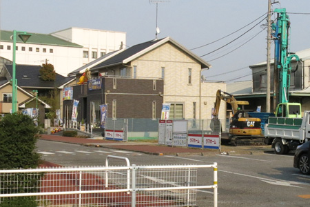 タマホームが住宅展示場の工事中 [2014年4月17日撮影]