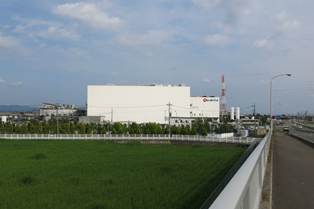 4月に竣工した日本ハムの新工場 [2014年5月23日撮影]