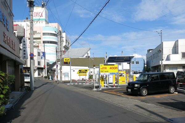 河内屋酒店向いの駐車場 Times [2014年6月27日撮影]