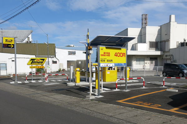 河内屋酒店向いの駐車場 Times [2014年6月27日撮影]