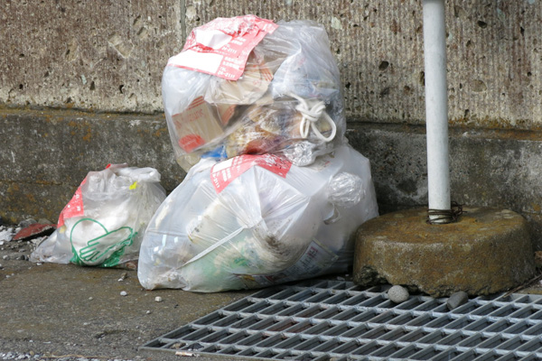 下館地区、赤いシールが貼られ残されたゴミ [2014年6月27日撮影]