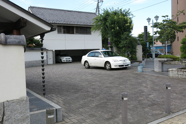 板谷波山記念館前に駐車した筑西市の車 [2014年6月27日撮影]