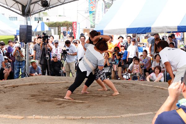 関城の祭典 どすこいペア レディース相撲 [2014年8月24日撮影]