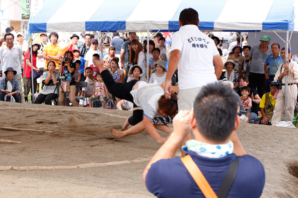 関城の祭典 どすこいペア レディース相撲 [2014年8月24日撮影]