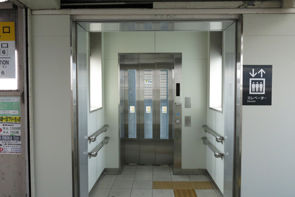 下館駅構内のエレベータ [2014年9月25日撮影]