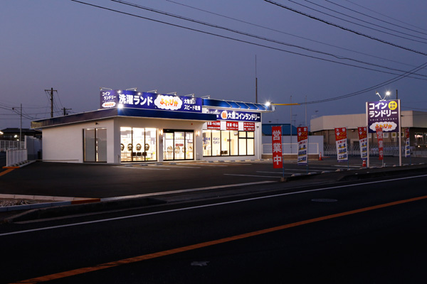 6月に出来た超大型コインランドリーふわぴか横島店 [2014年10月18日撮影]