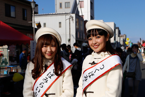 つくばみらい市の観光大使 大山 もも さんと 小島 遥 さん [2014年11月23日撮影]