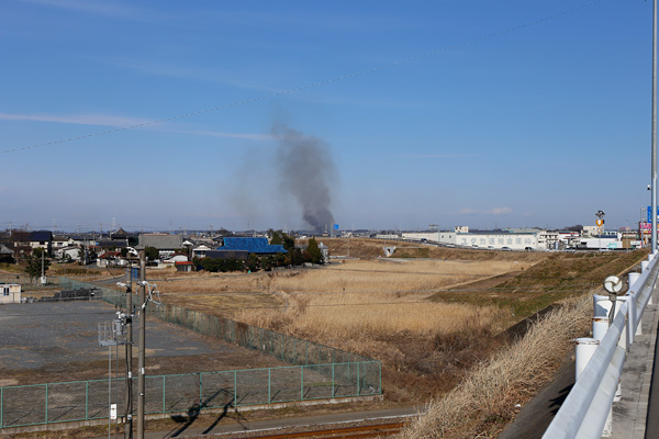 真っ黒な巨大な煙 [2015年1月11日撮影]