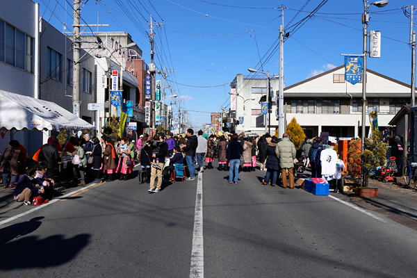 かなり混みあった昼頃の大町だるま市 [2015年1月12日撮影]