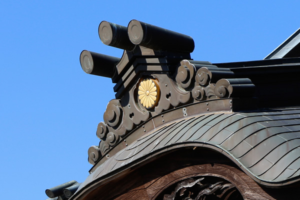 天皇および皇室を表す紋章である十六八重表菊がある千妙寺本堂 [2015年2月1日撮影]