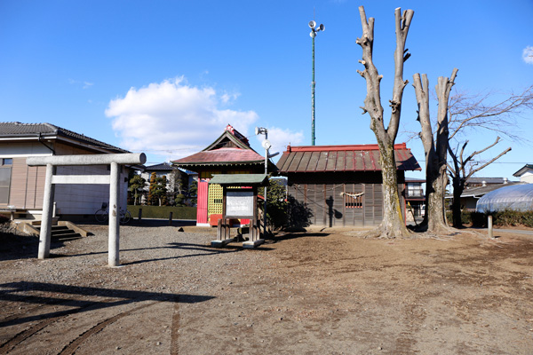 稲荷神社 (左) と八坂神社 [2015年2月1日撮影]