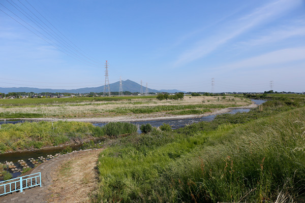 下館水処理センター近くの小貝川の堤防の上からの筑波山 [2015年5月11日撮影]