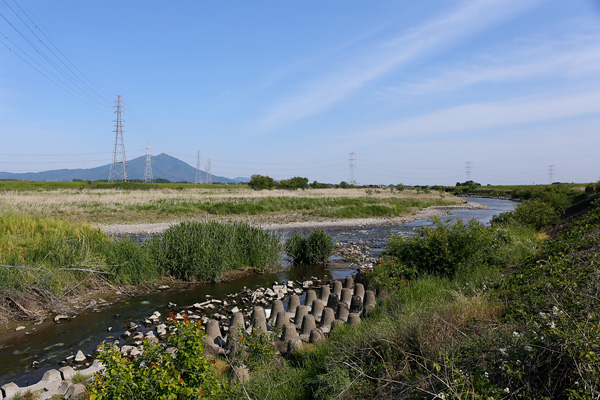 下館水処理センター近くの小貝川の堤防の上からの筑波山 [2015年5月11日撮影]