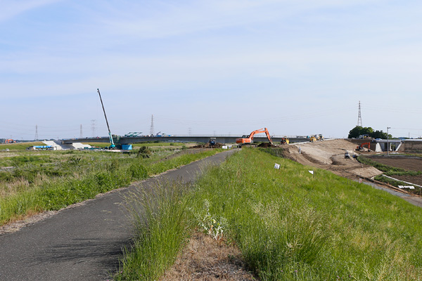 小貝川に架かる筑西幹線道路の橋梁と堤防の工事 [2015年5月11日撮影]