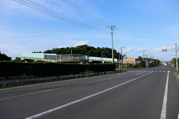 費用対効果の悪い公共工事の典型の歩道橋 [2015年6月29日撮影]