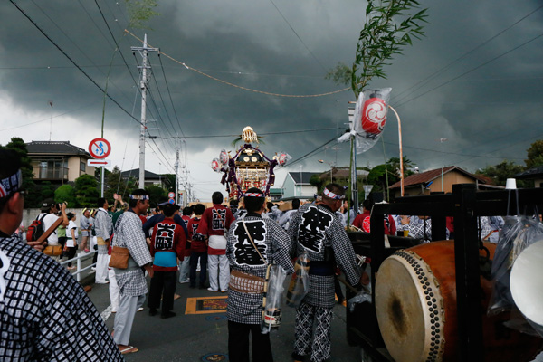 雷様が来襲する最中本城町を渡御する明治神輿 [2015年7月23日撮影]