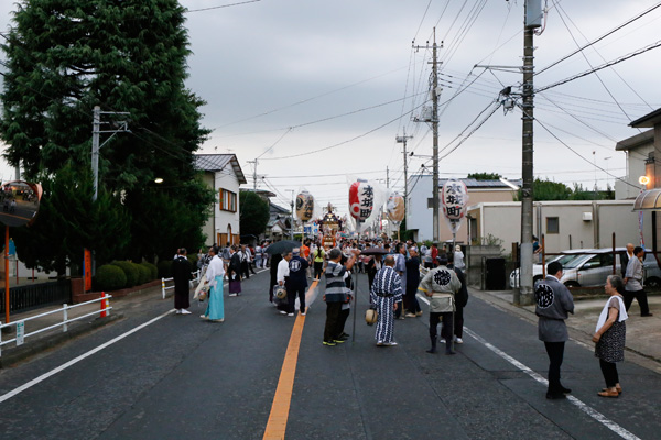 下館小学校前を渡御する明治神輿 [2015年7月23日撮影]