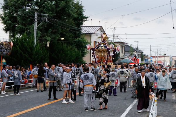 下館小学校前を渡御する明治神輿 [2015年7月23日撮影]