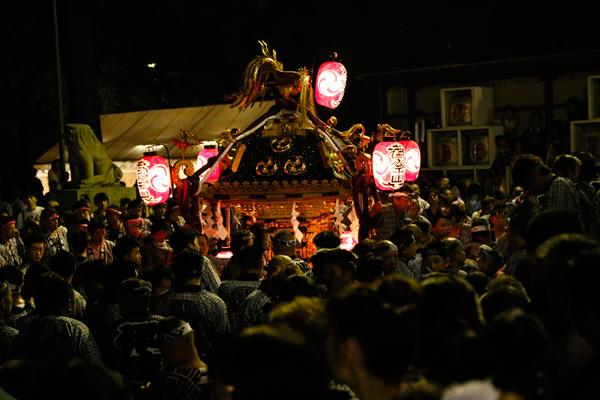 羽黒神社本殿前で落下した平成神輿 [2015年7月25日撮影]