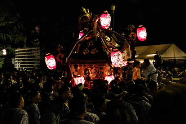 羽黒神社本殿前で落下した平成神輿 [2015年7月25日撮影]