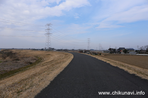 映画「十字架」のロケ地となった小貝川堤防上の道路 [2016年2月13日撮影]