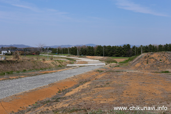 新中核病院の計画地前の工事中の筑西幹線道路 [2016年3月31日撮影]