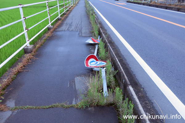 歩道に置かれたままの折れた道路標識 [2016年7月15日撮影]