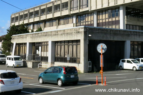 角の柱以外が補強されている市役所本庁舎平屋部分 [2016年11月28日撮影]
