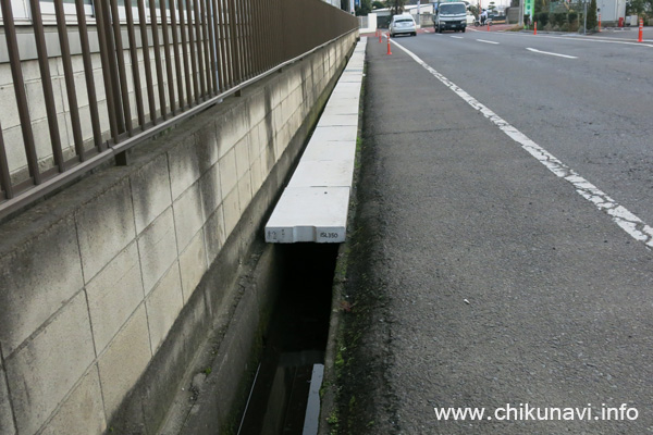 下に突起がない側溝のふた [2016年12月5日撮影]