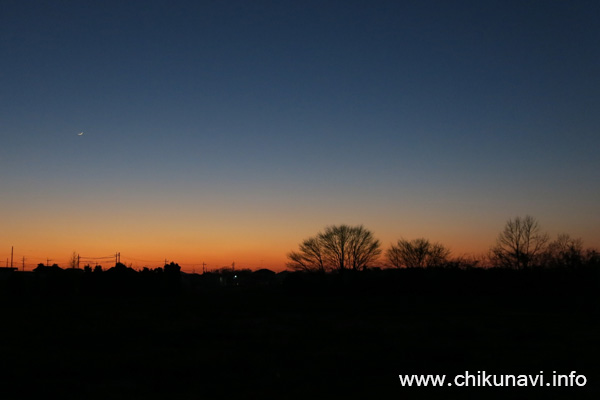 三日月が点ぐらいにしか見えない2016年最後の夕焼け [2016年12月31日撮影]