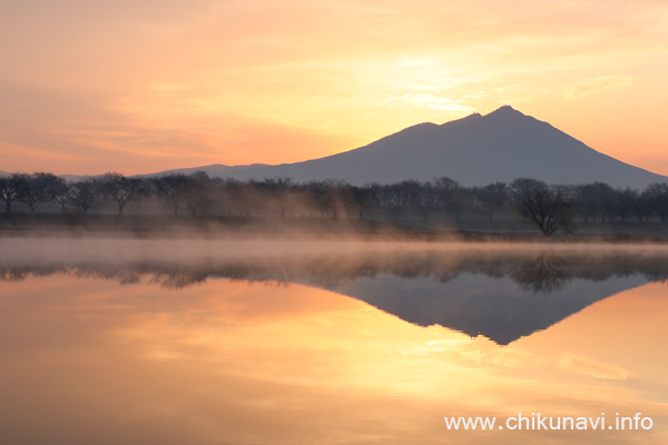 湖面から立ち昇る水蒸気 [2017年2月17日撮影]