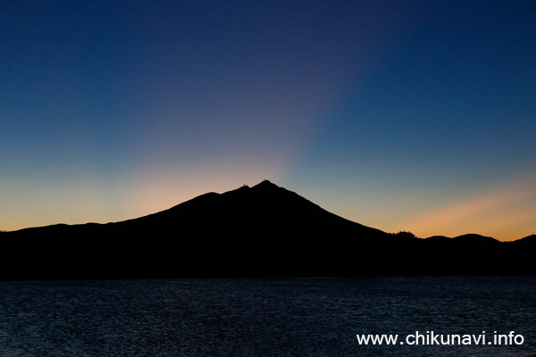 夜明け前の筑波山 [2017年10月30日撮影]