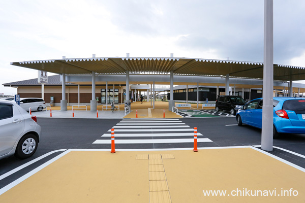 筑西市道の駅循環バスのバス停に続く横断歩道 [2019年9月12日撮影]