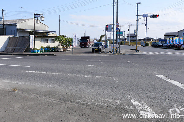 舟善食品工業さん前の消えかかった横断歩道 [2020年11月12日撮影]