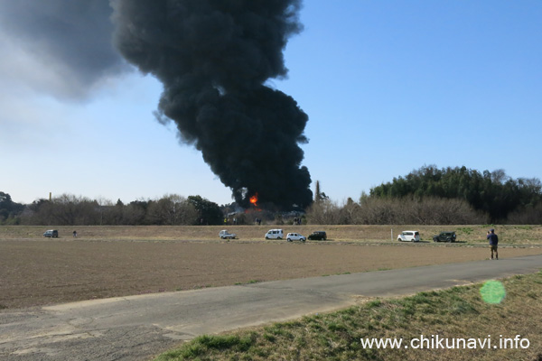 黒い煙が立ち昇る嘉家佐和の火事