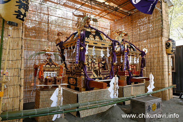 羽黒神社境内に展示中の姫神輿・平成神輿・明治神輿 [2021年7月24日撮影]