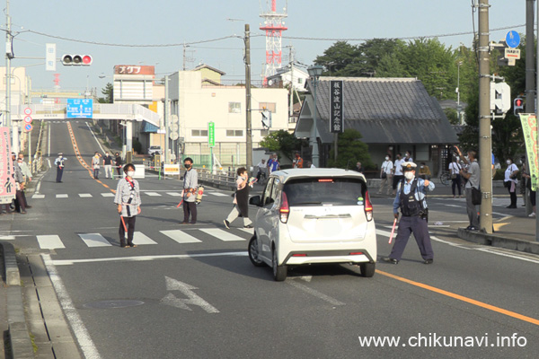 田町交差点でUターンさせられる車 [2022年7月31日撮影]