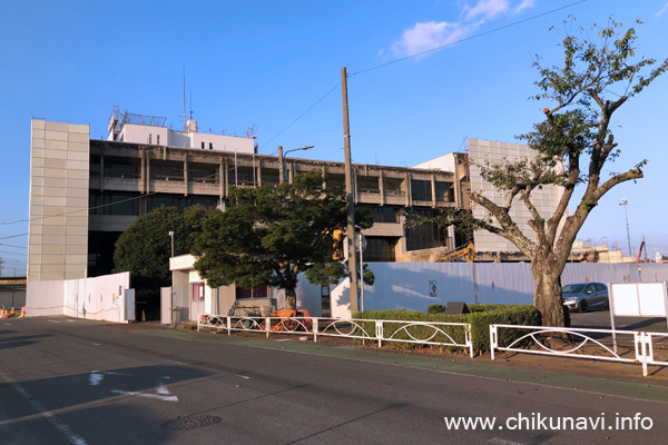 取り壊し工事が始まった旧市役所本庁舎 [2022年9月16日撮影]