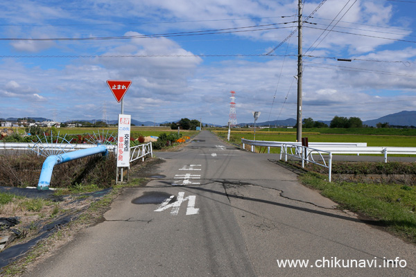 写真の交差点を右折しそのまま堤防まで進む [2022年10月14日撮影]