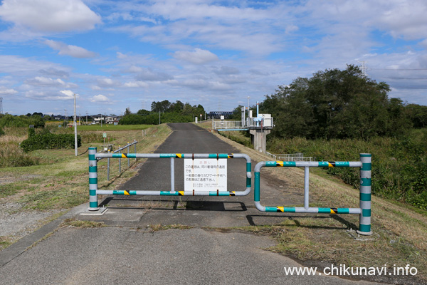 成田橋北側の小貝川西側(右岸)堤防 [2022年10月14日撮影]