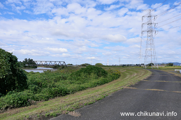 大きく曲がった小貝川東側(左岸)堤防 [2022年10月14日撮影]