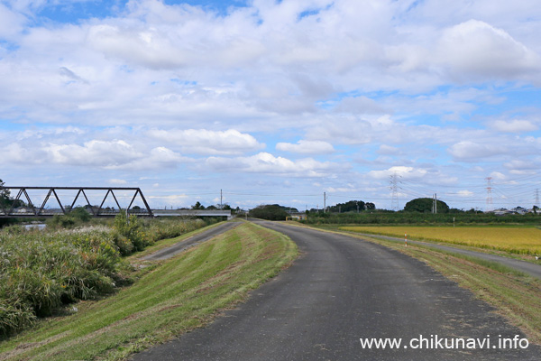 水戸線鉄橋近くの小貝川東側(左岸)堤防 [2022年10月14日撮影]