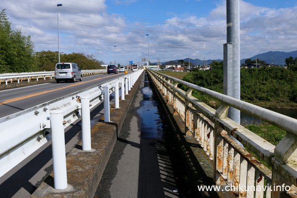 水たまりが多い常盤橋の歩道 [2022年10月14日撮影]