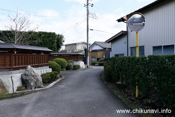 消防署から小貝川堤防までの道 この奥を左 [2022年10月14日撮影]