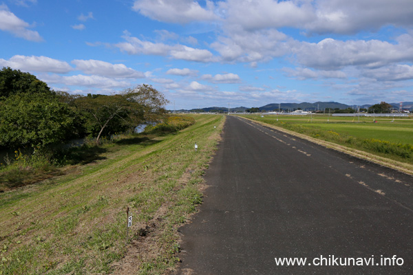 花火打ち上げ場所となる小貝川堤防 [2022年10月14日撮影]